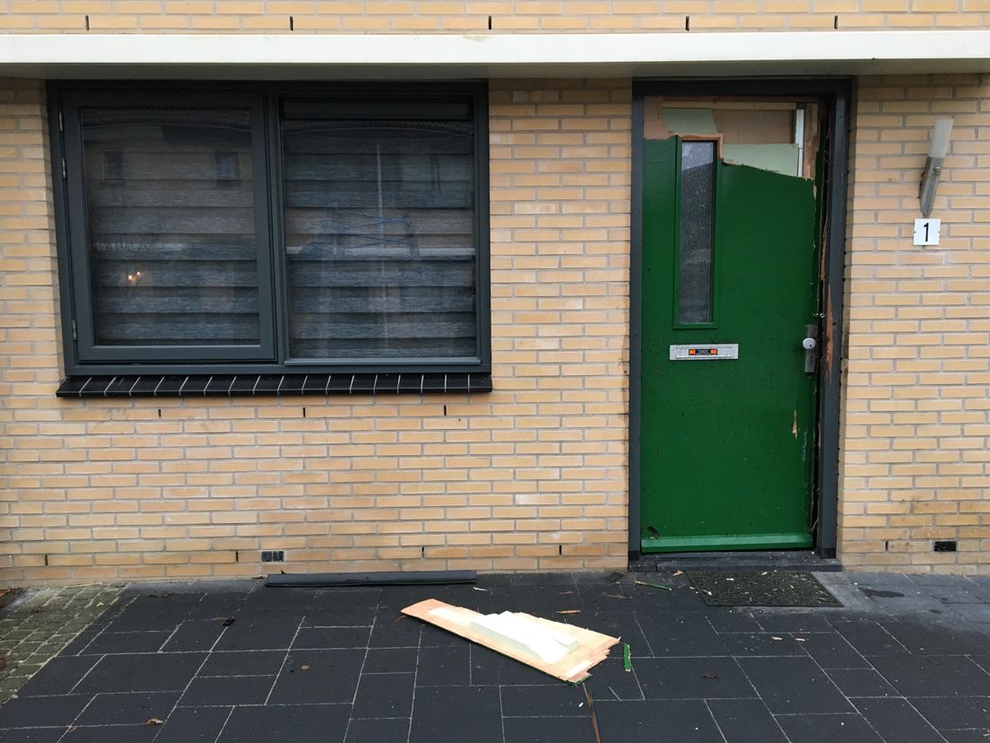 Bij de inval werd de deur van het huis geforceerd
