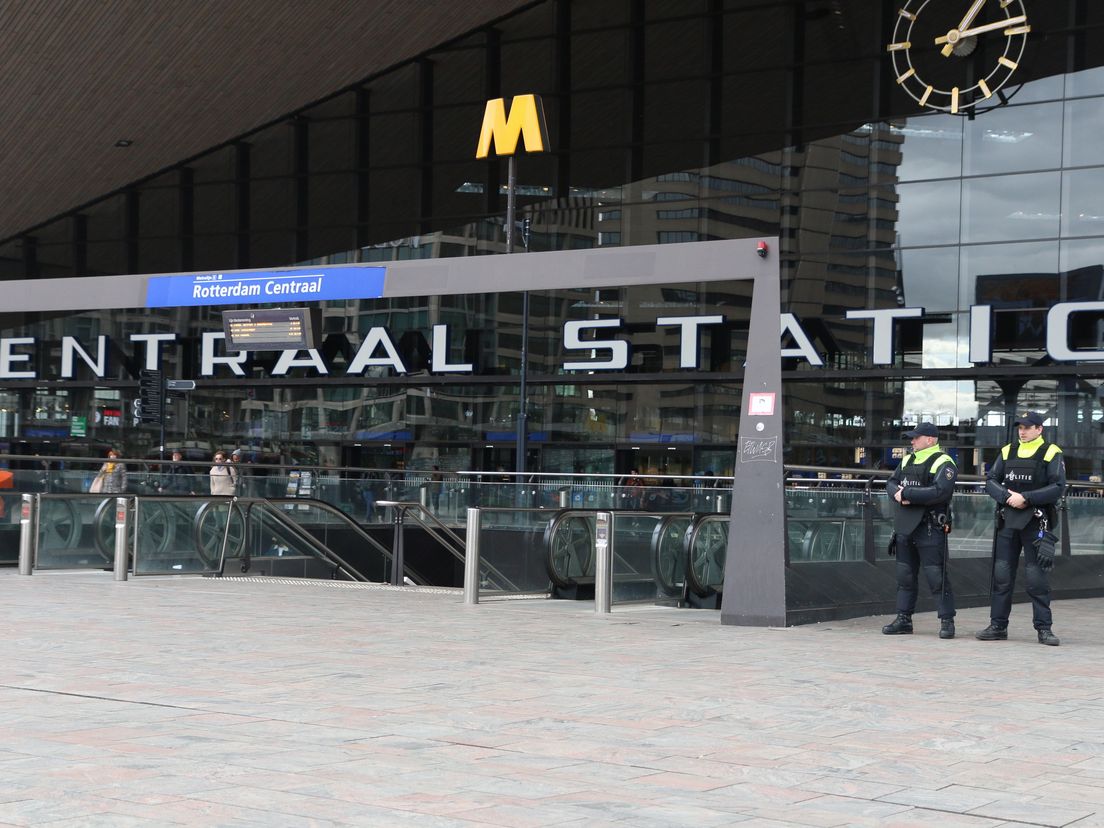 Extra beveiliging op en rondom Rotterdam Centraal Station (Bron: MediaTV - Remon Duivenstein)