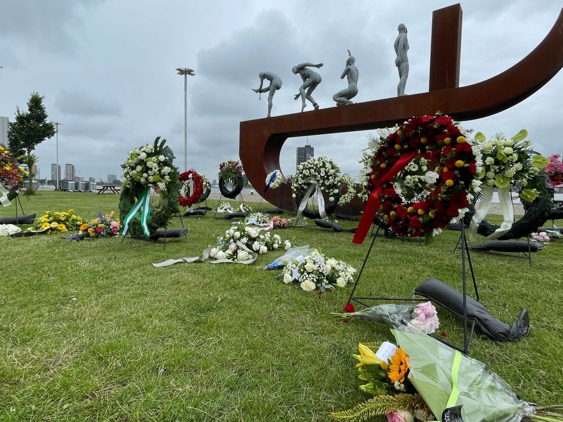 Bloemen bij slavernijmonument voor Keti Koti