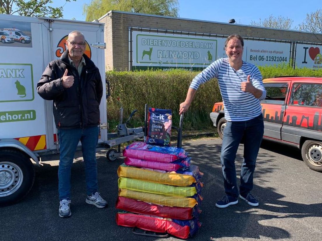 Ferry van der Kaaij (links) van de Dierenvoedselbank Rijnmond, samen met Sander de Kramer bij de honderden kilo's aan honden- en kattenvoer