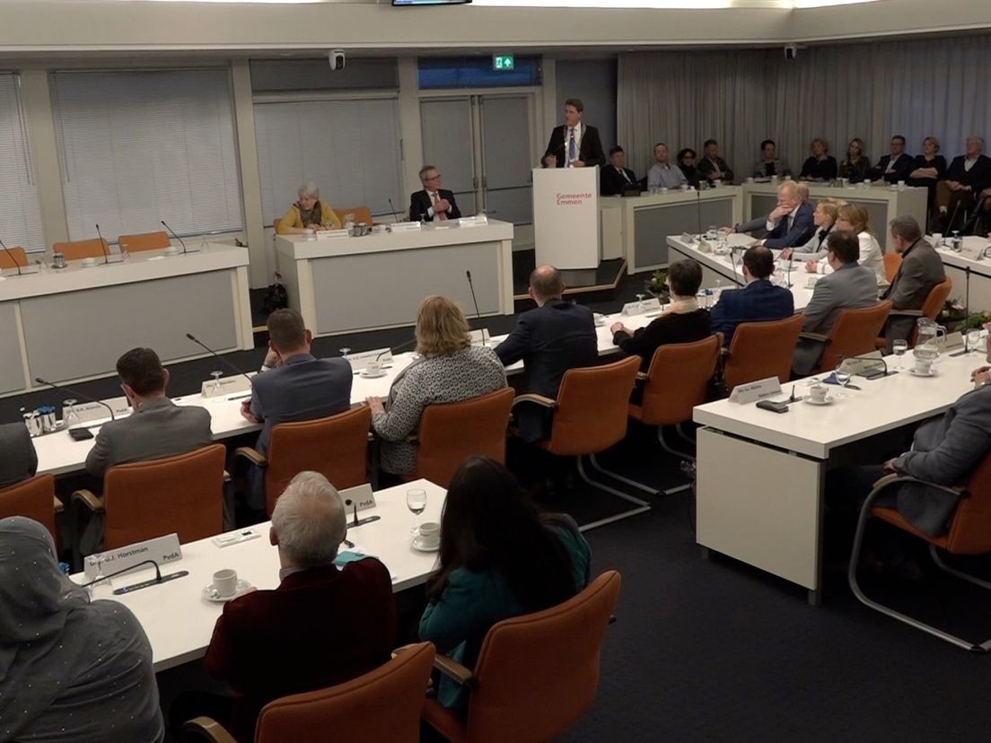 De gemeenteraad van Emmen, met linksonder PvdA-raadslid Ugbaad Kilincci (Rechten: Steven Stegen / RTV Drenthe)