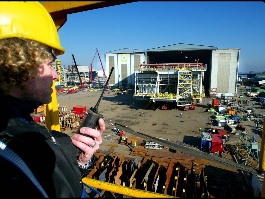 Bij scheepswerf Heerema in Zwijndrecht wordt het bovenste deel van een olieplatform uit de loods gereden - Archieffoto ANP (Robin van Utrecht)