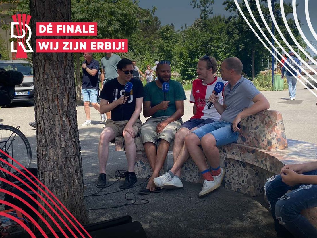 Dennis van Eersel, Sinclair Bischop, Bauke Deelstra en Frank Stout nemen de podcast op in Tirana
