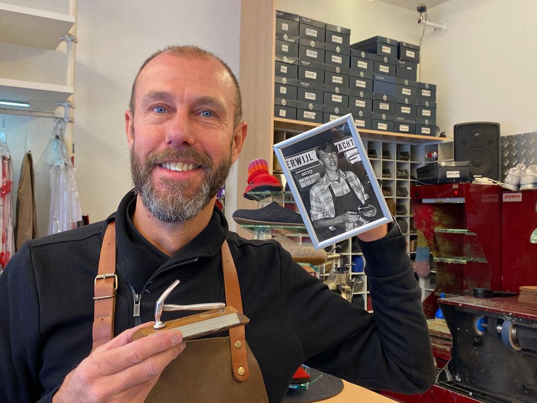 Schoenmaker Leo de Kruijf met foto van zijn schoenmakersdiploma.