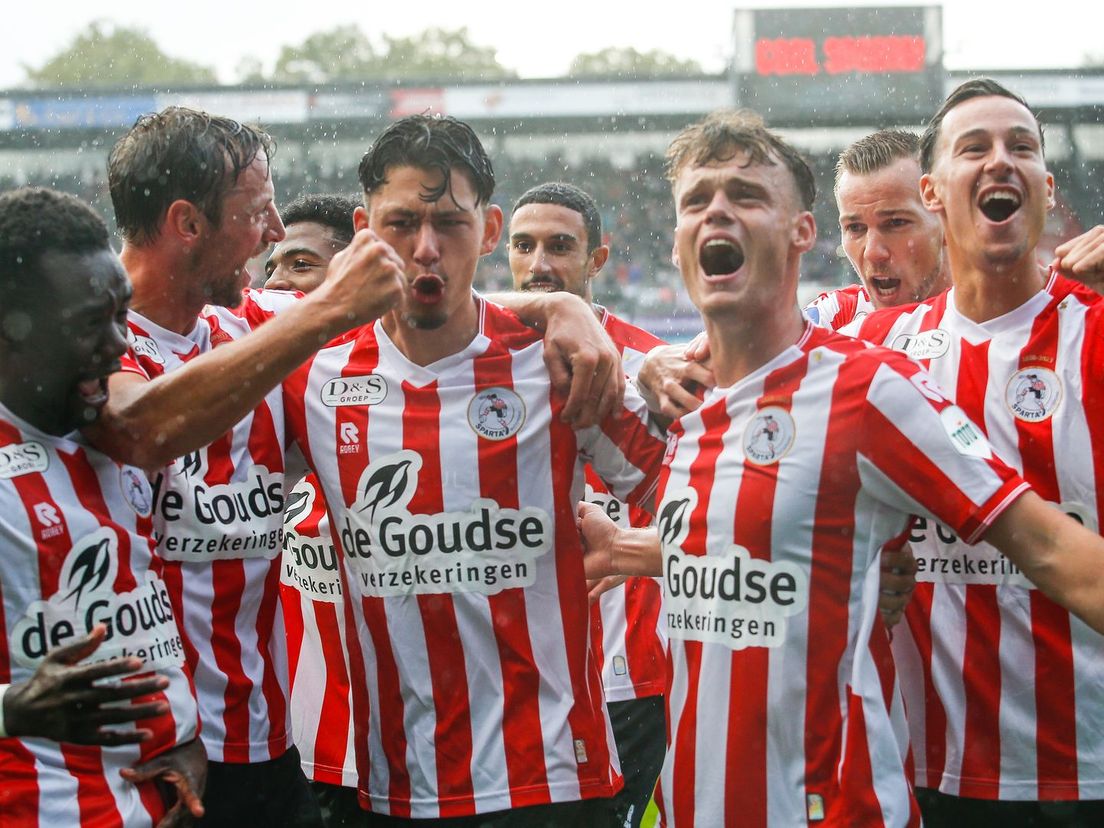 Vito van Crooij en de rest van Sparta is uitzinnige na de late zege tegen FC Groningen