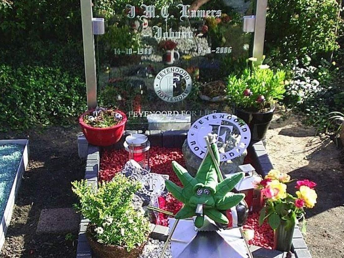 Johnny's graf, met Feyenoord-atributen