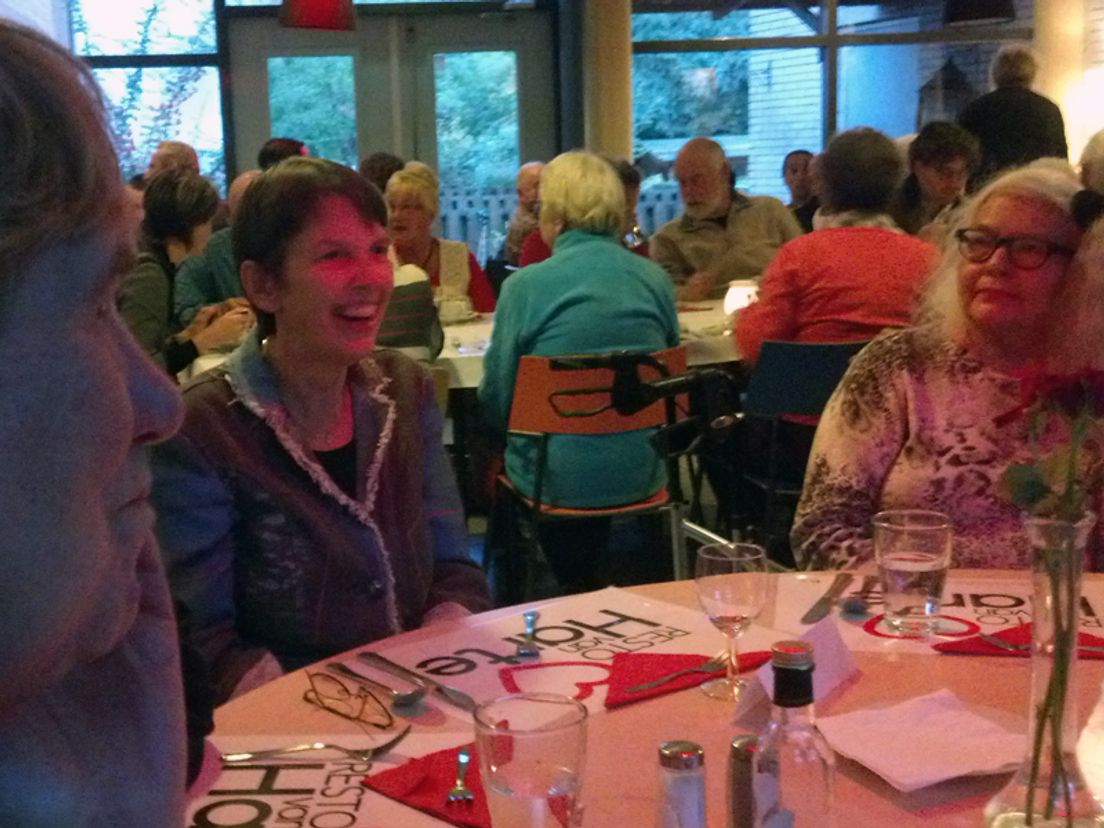 Staatssecretaris Jetta Klijnsma spreekt met buurtbewoners aan tafel