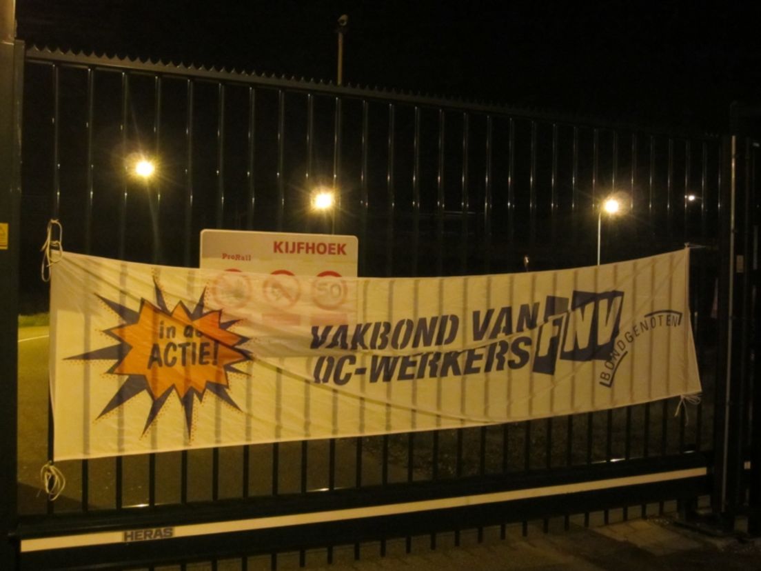 Personeel van DB Schenker bij de poort van rangeerterrein Kijfhoek