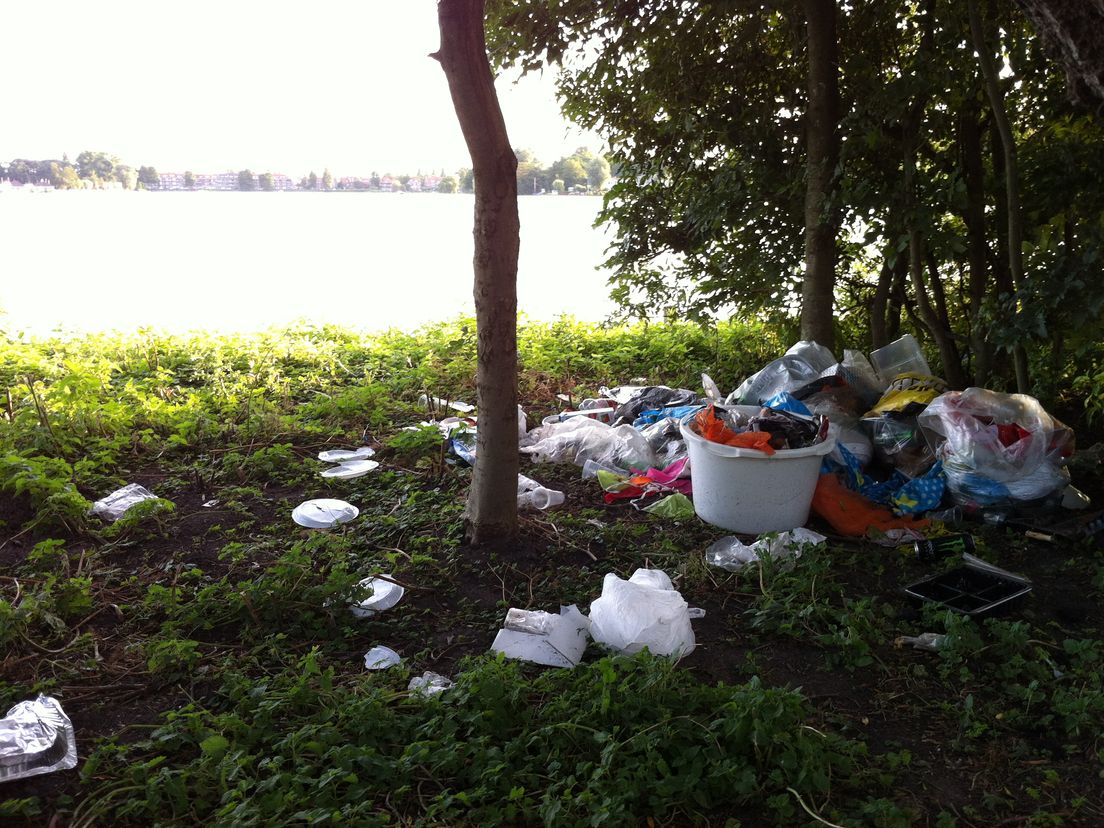 Er wordt veel vuil gedumpt rond de plassen