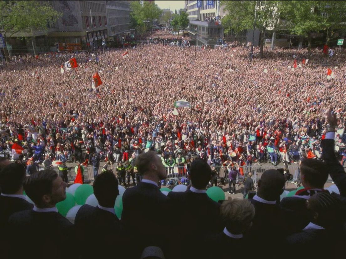 De Feyenoord-selectie op het balkon van het stadhuis