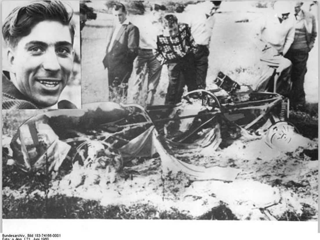 Alan Stacey (inzet) en zijn wagen, 21 juni 1960, Bundesarchiv, Koblenz. http://commons.wikimedia.org/wiki/File:Bundesarchiv_Bild_183-74166-0001,_Großer_Preis_von_Belgien,_Todesopfer.jpg