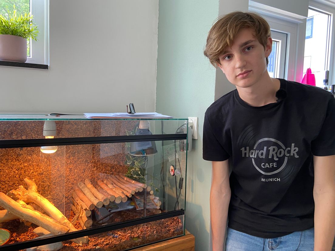 Marien Peters (18) bij het lege terrarium.