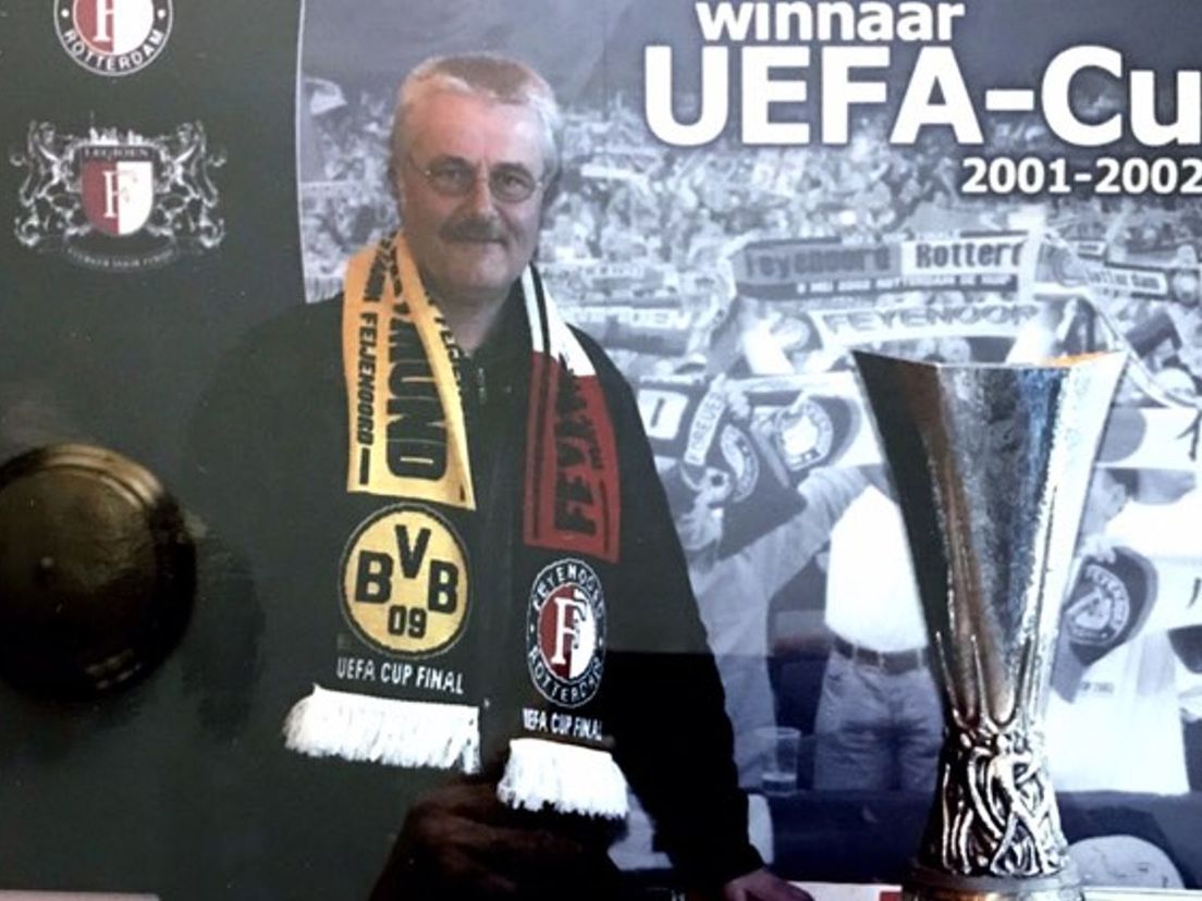 Edmond van Ooijen wederom op de foto met een kersvers gewonnen beker. Ditmaal de UEFA Cup in 2002