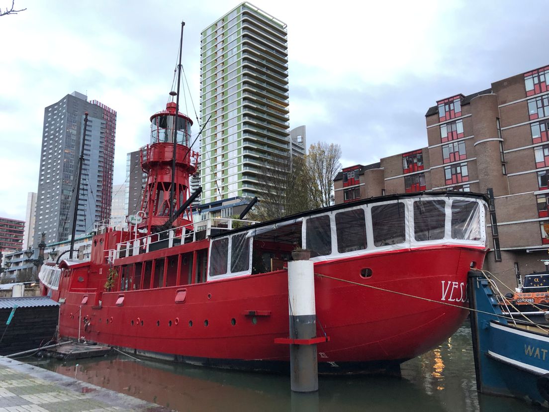 erfgoed Ijzig Ordelijk Rode lichtschip V11 tijdelijk van plek weggesleept - Rijnmond