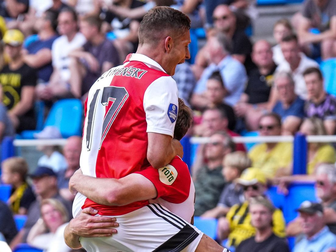 Sebastian Szymanski vliegt Patrik Wålemark in de armen na de 1-1 bij Vitesse-Feyenoord