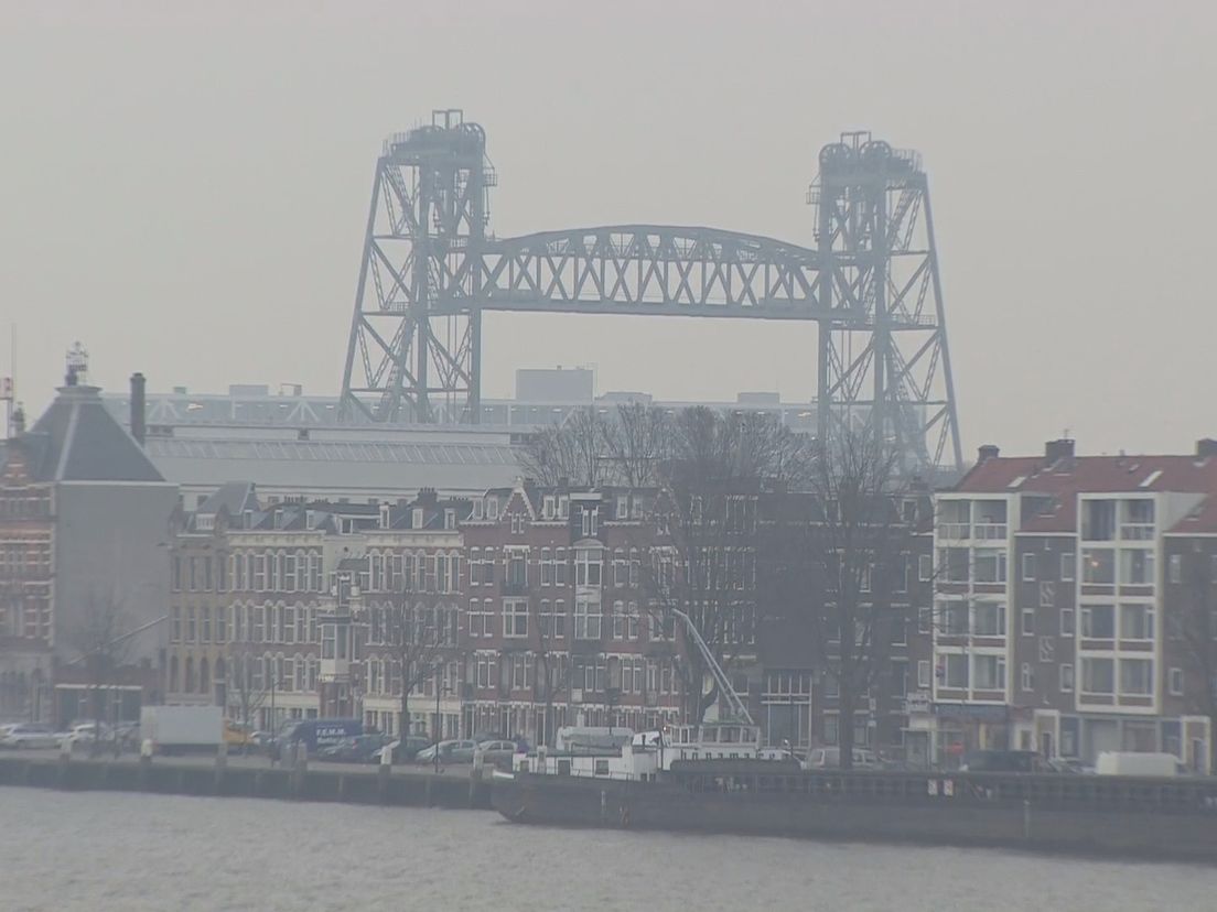 De scheepvaart mag onder de Hef door