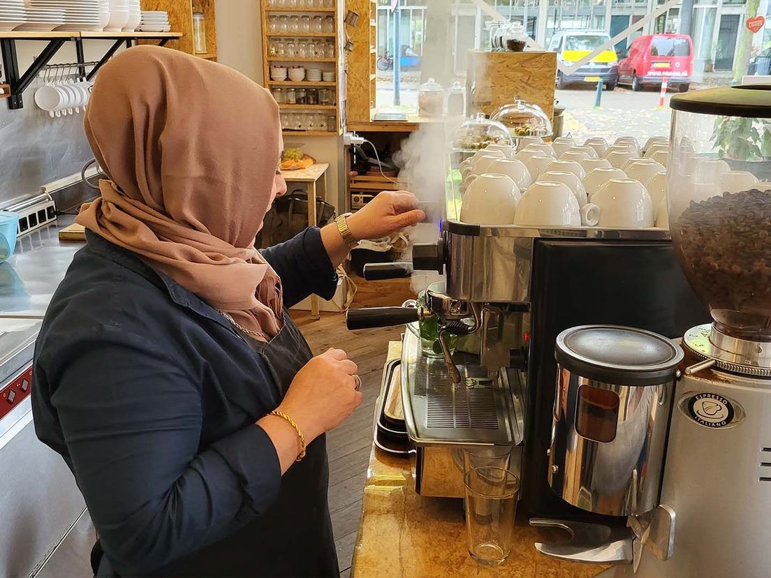 De geur van Turkse koffie vult de kleine ruimte.