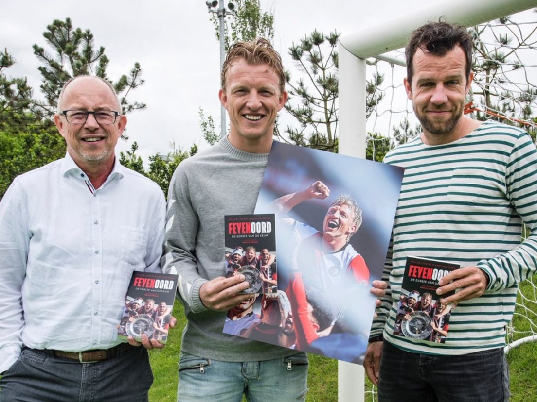 Willem Vissers, Dirk Kuyt en Bart Vlietstra met het boek