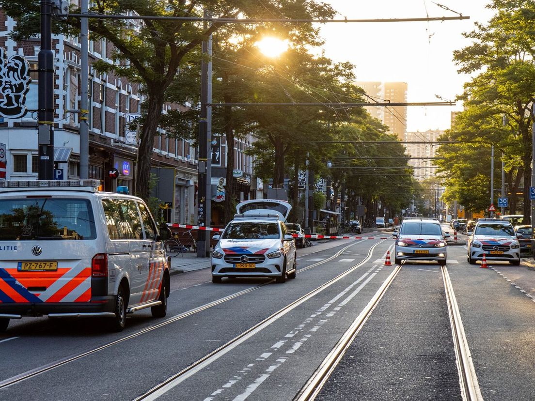 Bij een steekpartij aan de Nieuwe Binnenweg raakte een man zondagochtend gewond aan zijn arm