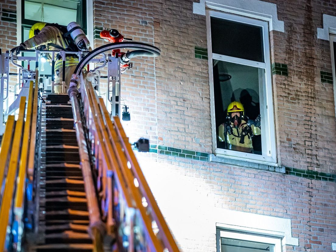 De brandweer gebruikte een hoogwerker om mensen te wekken