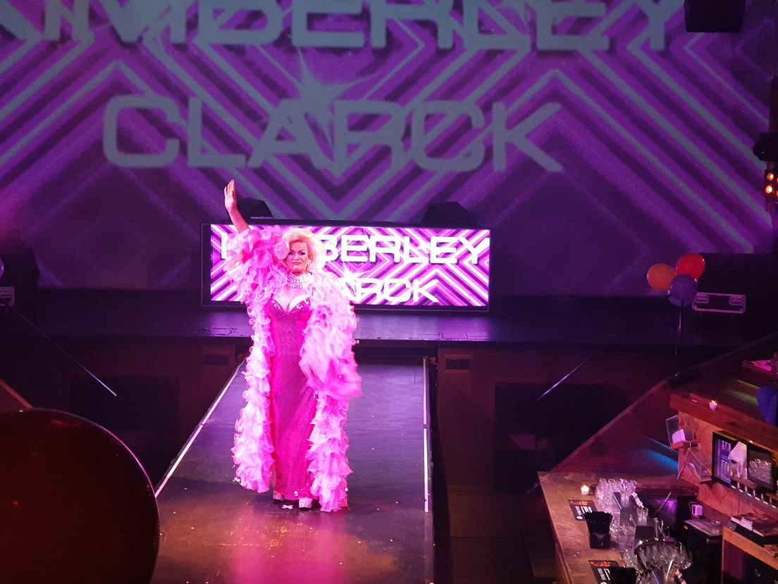 Kimberley Clarck uit de Verenigde Staten tijdens de Drag Queen Dinnershow 'Dare to love us!'