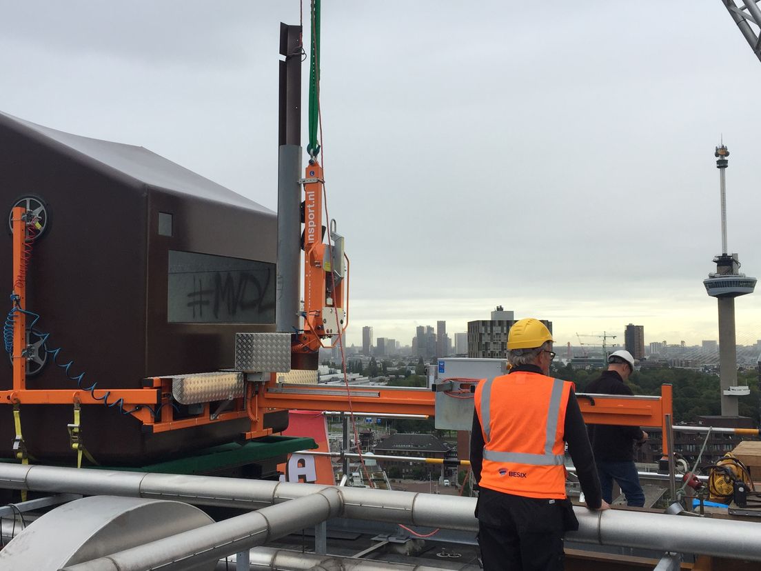 Speciale constructie op het dak van de Schiecentrale om de hangende schuurtjes van nieuwe jas te voorzien