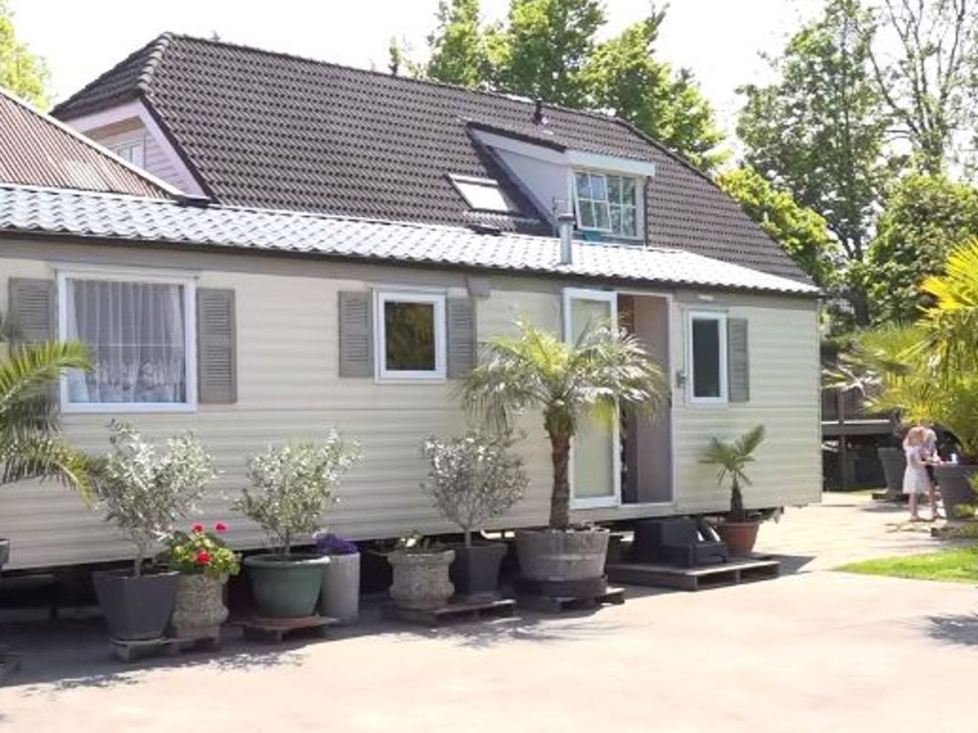 De stacaravan in de achtertuin van Henk en Joke