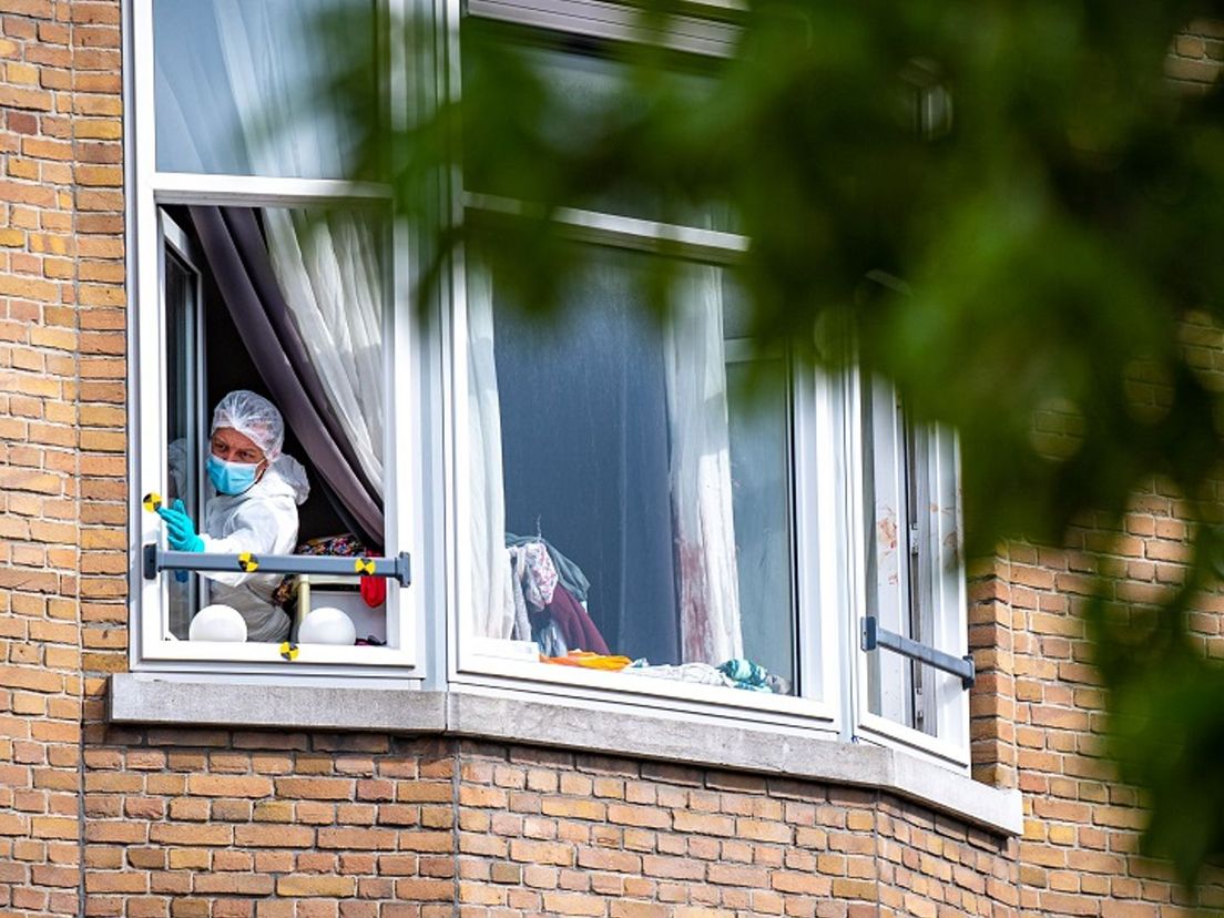 Forensisch onderzoek in het appartement aan de Wolphaertsbocht, waar vrijdag een vrouw uit het raam viel en daarna op straat overleed