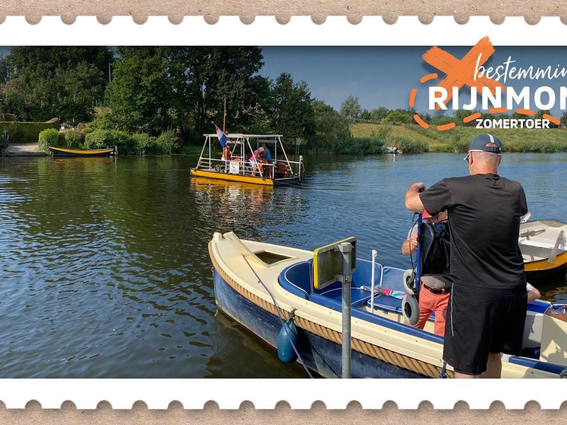 Een sloep van Leslie, met op de achtergrond het voetveer tussen Arkel en Spijk.