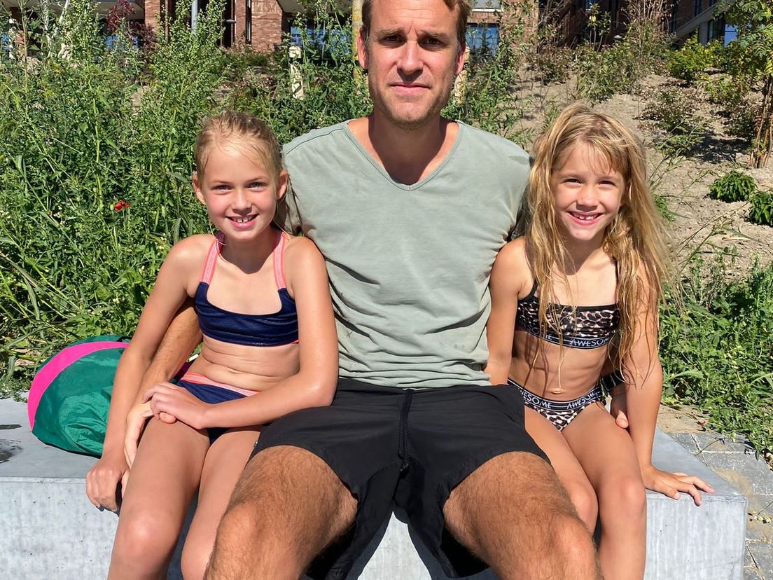 Bas Feenstra met dochters Eva en Doris, die het "heel jammer" vinden dat er niet mag worden gezwommen