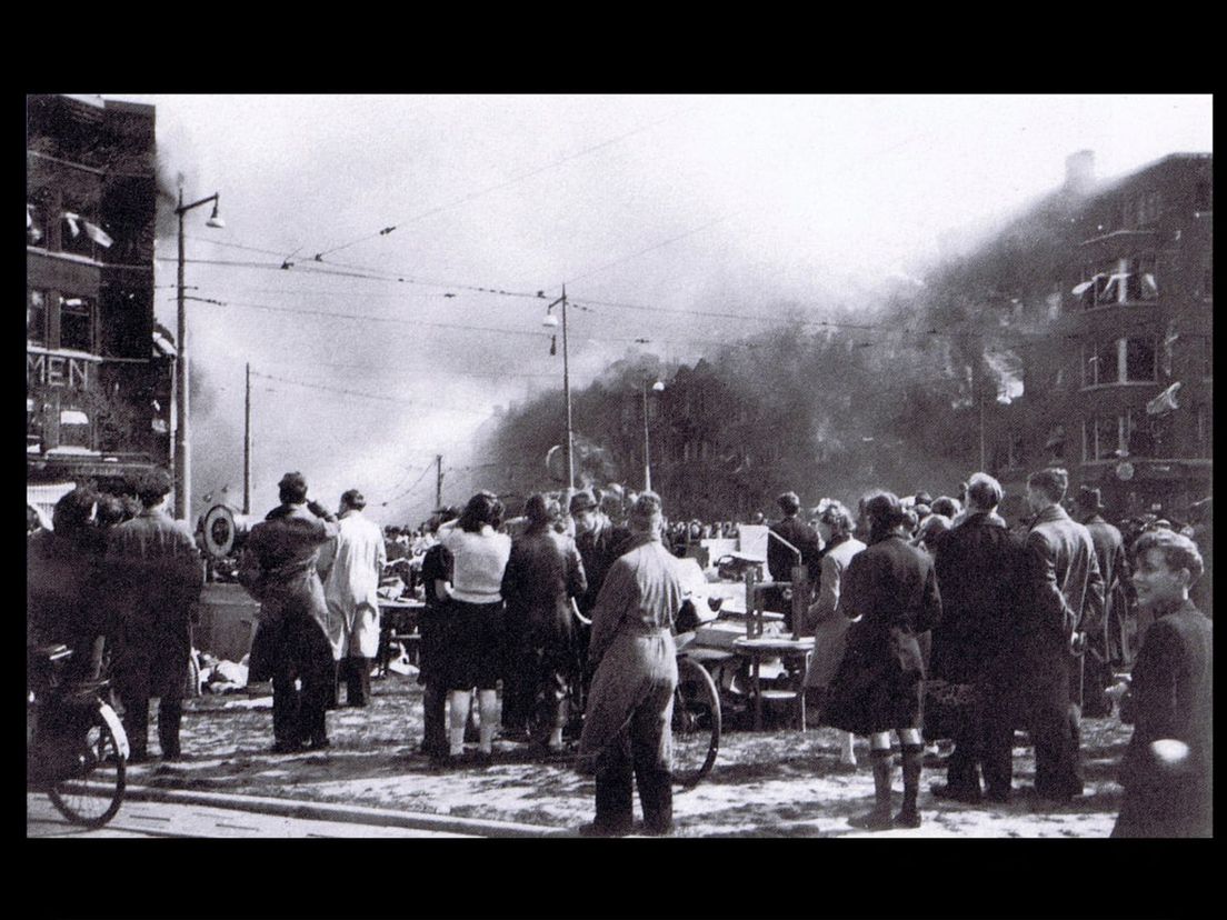 Rotterdammers kijken op 31 maart 1943 vanaf het Marconiplein richting de Schiedamseweg naar de verwoestingen die zijn aangericht door Amerikaanse bommenwerpers.