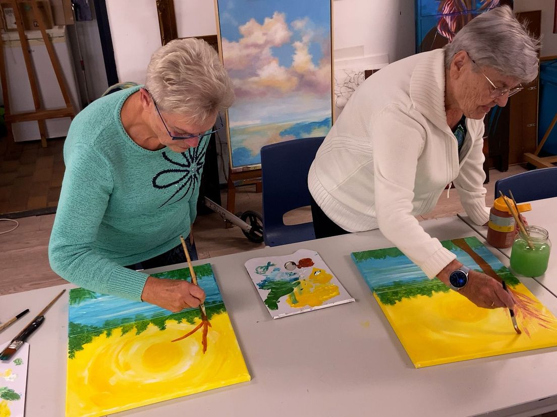 Lydia en Inge schilderden er vrijdagochtend op los