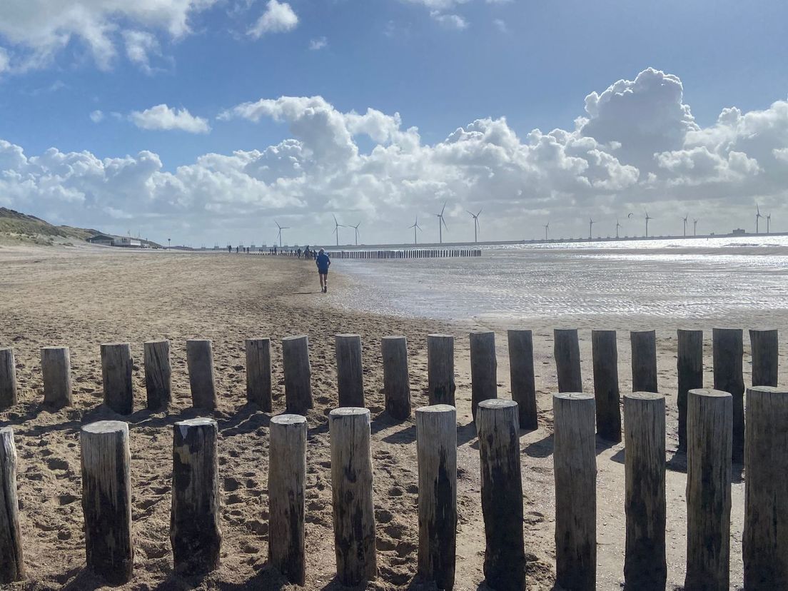 De voorlaatste loper komt in zicht op het strand bij Westenschouwen