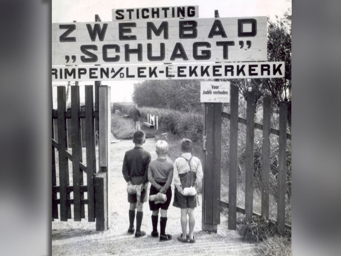 Zwembad Schuagt met bord ‘voor Joden verboden’. Bron: J. van Rhijn, Collectie Spaarnestad, Nationaal Archief.