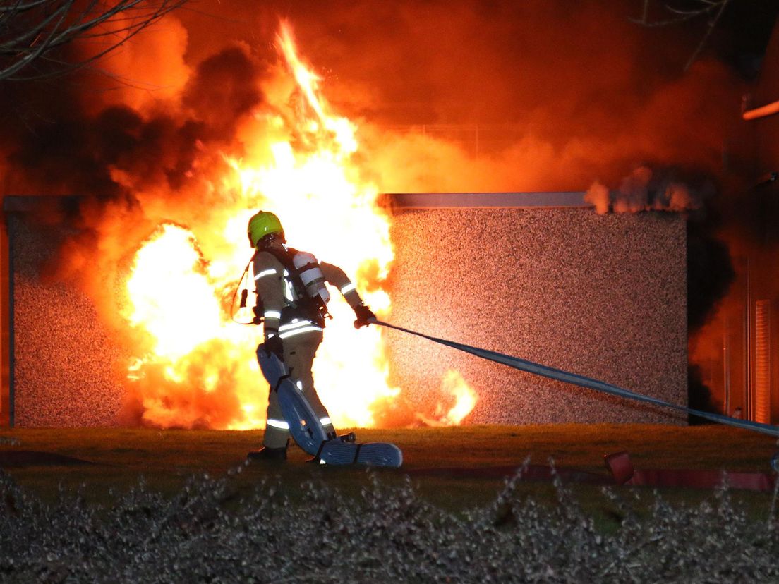 Brand woedt in transformatorhuis Brielle (MediaTV)