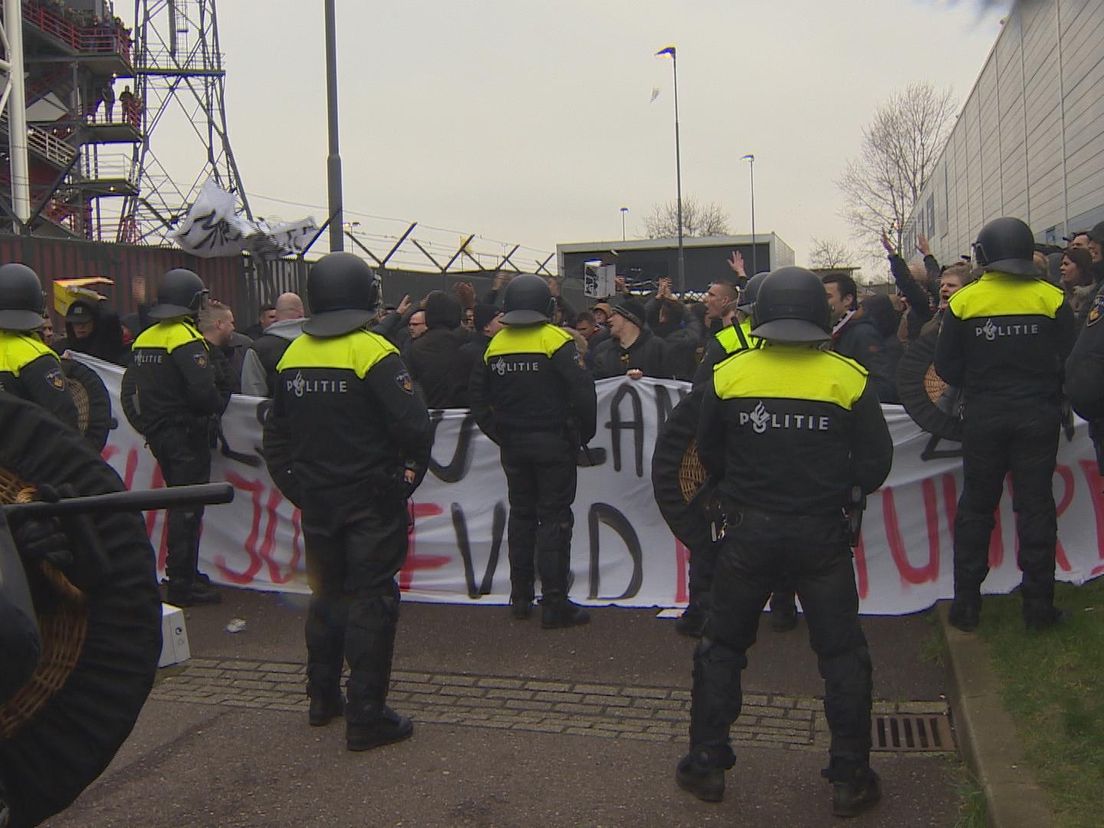 ME bij protestactie Feyenoord-supporters