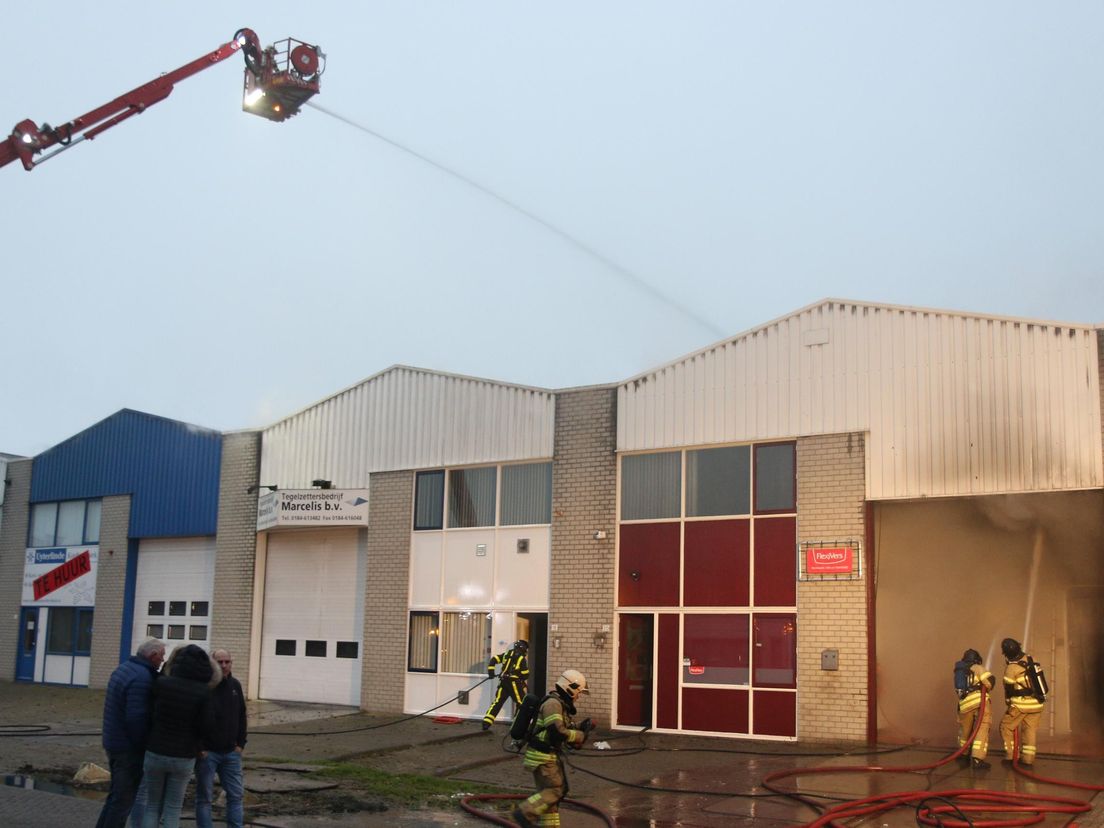 Bedrijfspand Hardinxveld-Giessendam in brand (MediaTV)