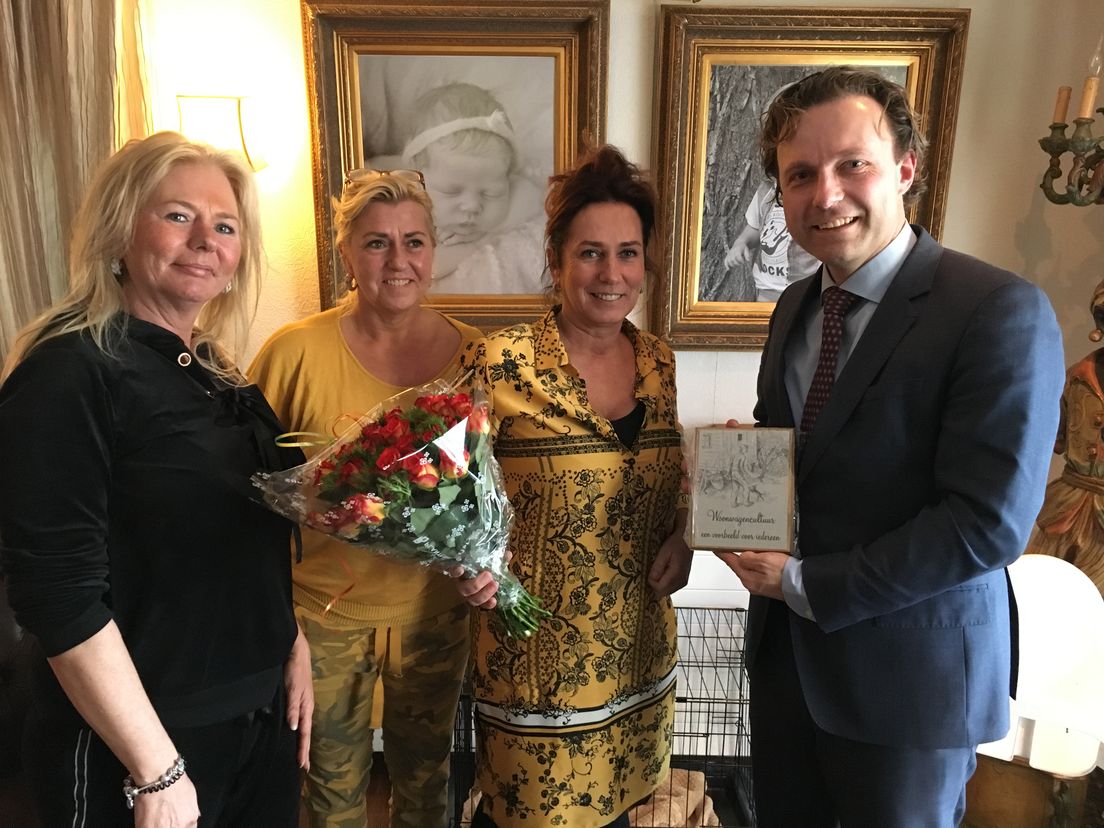 Naast taart ook bloemen en een tegeltje woonwagen-wijsheid voor wethouder Bas Kurvers