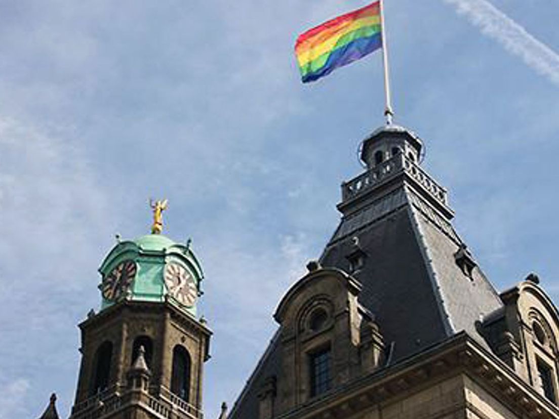 De regenboogvlag wappert al wel op het stadhuis.