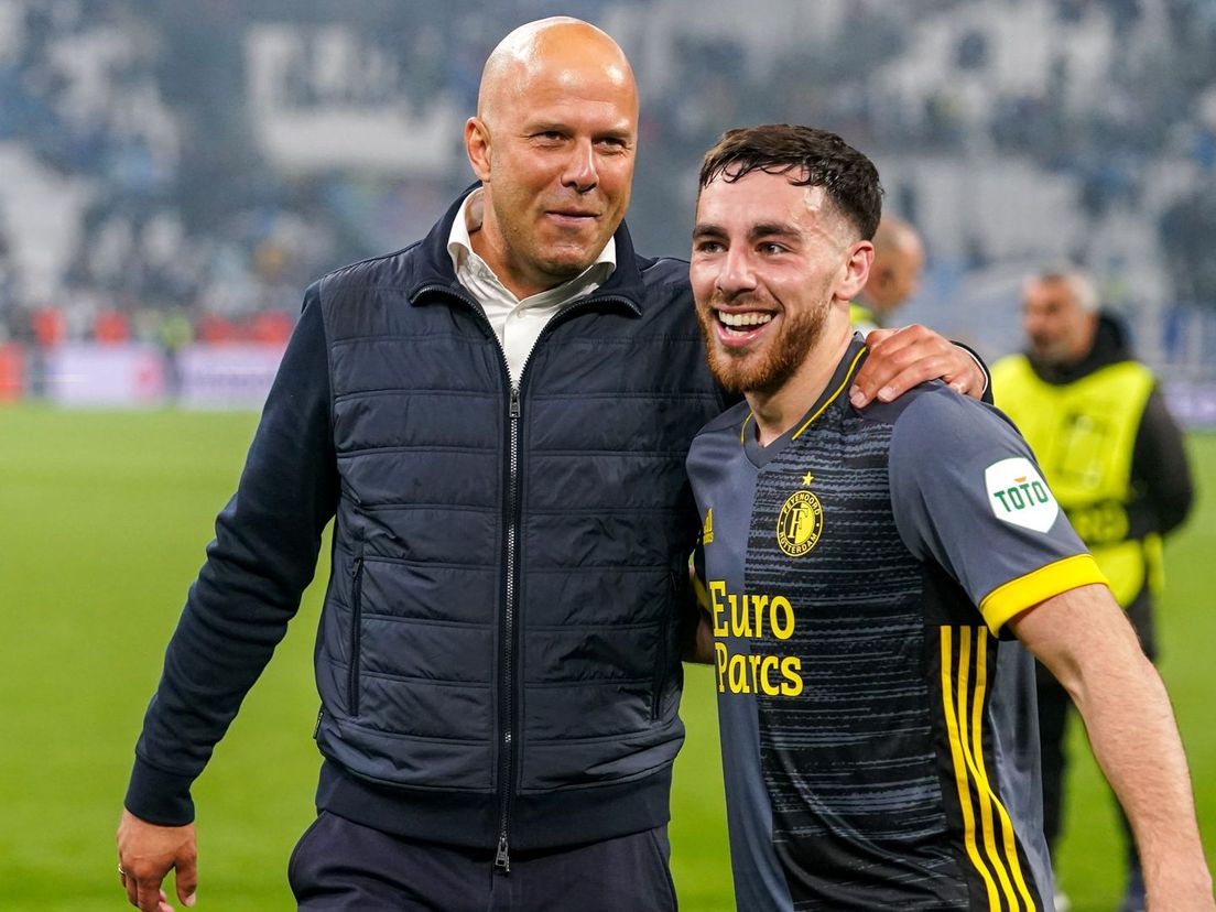 Een blije Orkun Kökcü met trainer Arne Slot