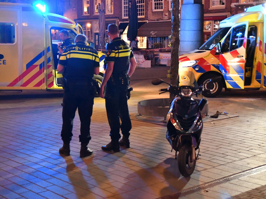 Scooterrijder zwaargewond na botsing tegen boom in Dordrecht
