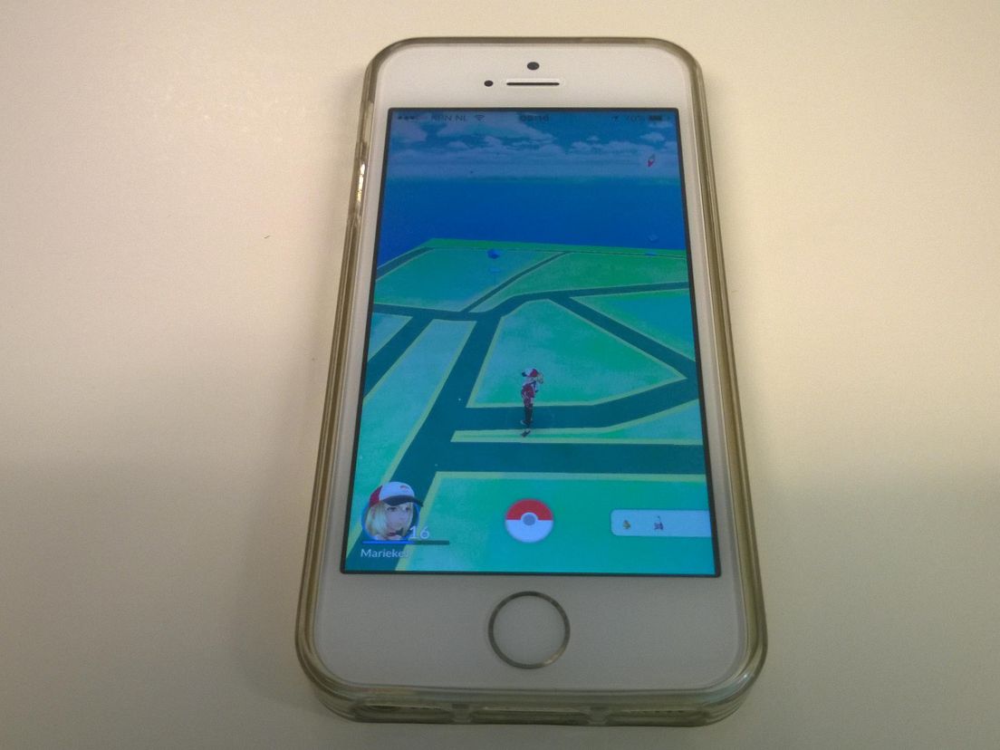 Telefoon met beeld van Pokemon Go