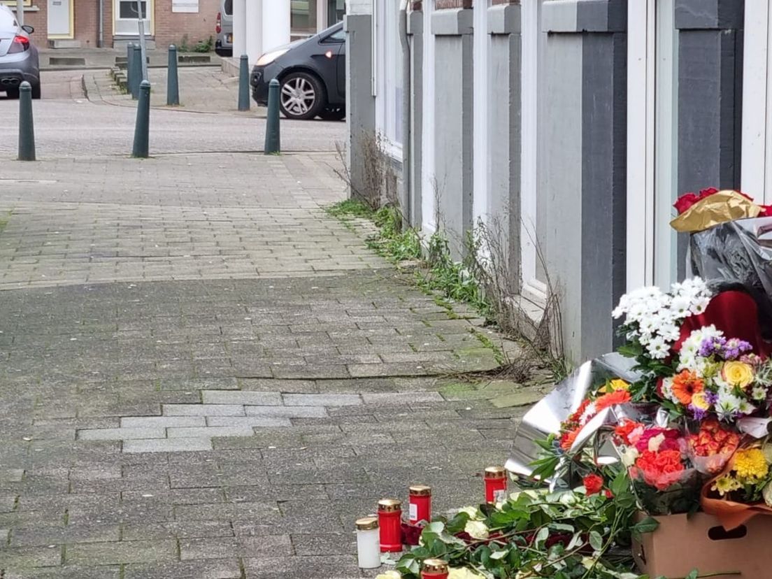 Op de plek waar de 22-jarige Lorenzo de dood vond, lag het vrijdag vol met rozen en boeketten.