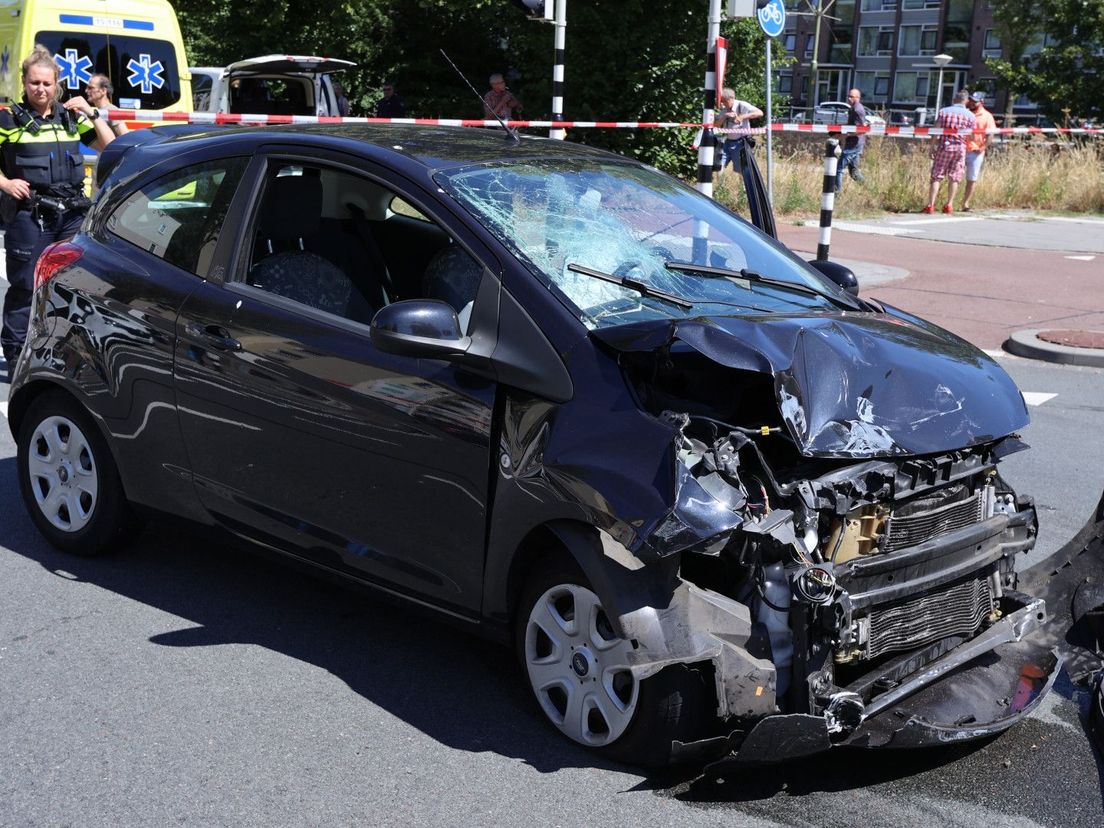 Auto's zwaar beschadigd na botsing op kruispunt Erasmusweg