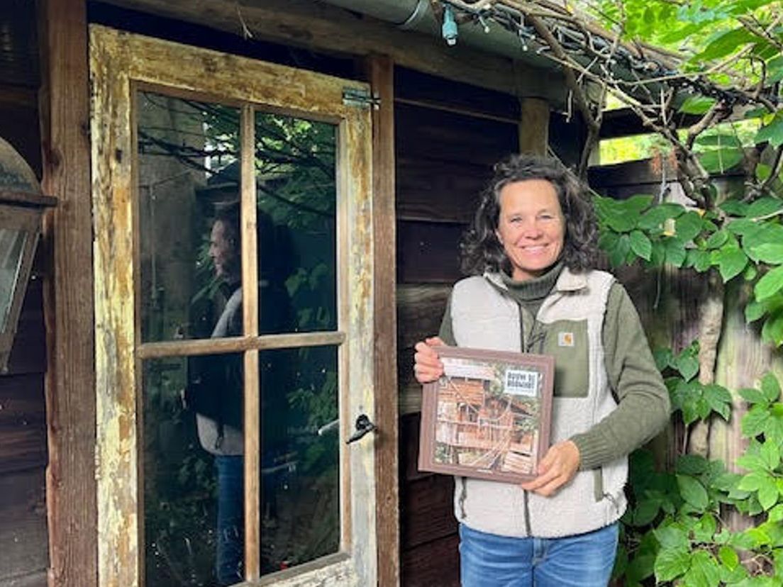 Boomhutbouwer Antoinette Blok met haar boek