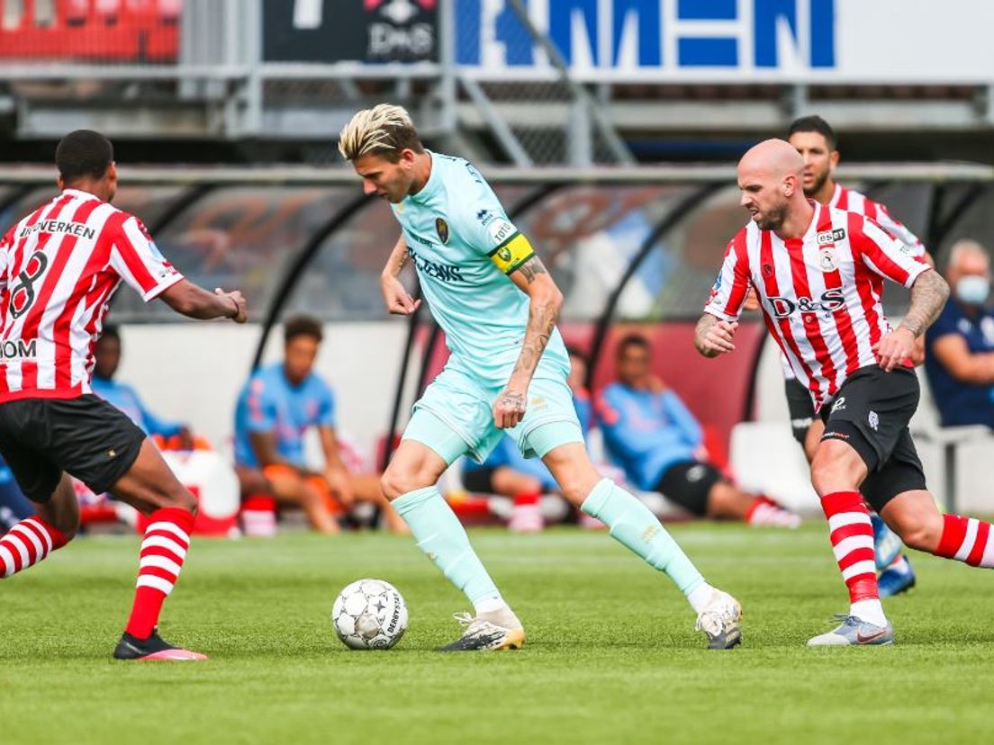Laros Duarte en Bryan Smeets proberen ADO-aanvoerder Michiel Kramer van de bal te krijgen. (VK Sportphoto - Mischa Keemink)