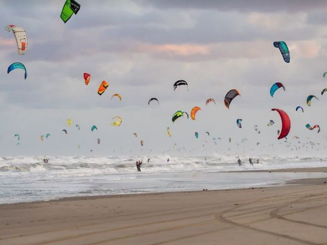 Kitesurfers halen in race Van Hoek tot Helder recordbedrag voor de Hartstichting op: bijna 650.000 euro