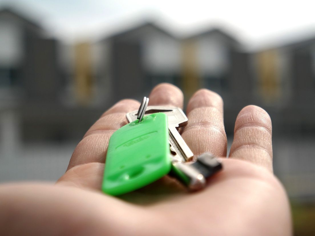 Het aanbod van te koop staande woningen en het aantal verkochte woningen blijft verder dalen, terwijl de huizenprijzen in ons land juist flink blijven stijgen