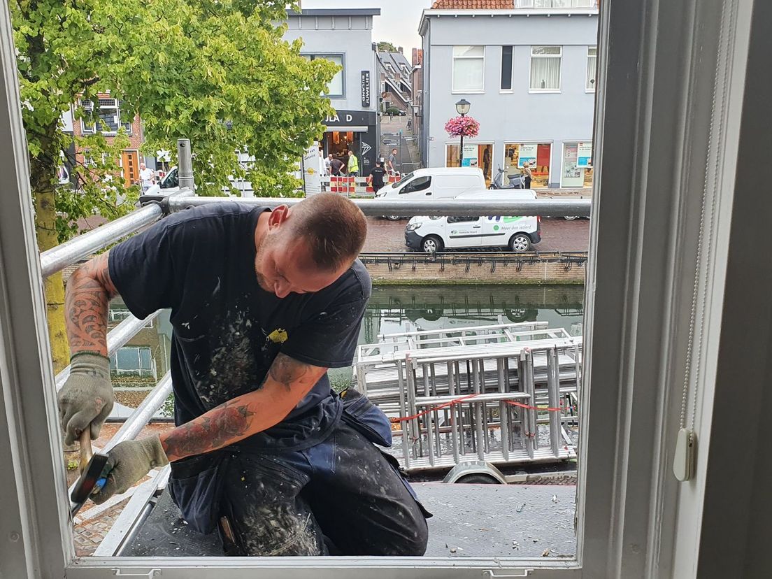 Bij dit pand aan de overkant van de juwelier liggen de ramen er zelfs uit