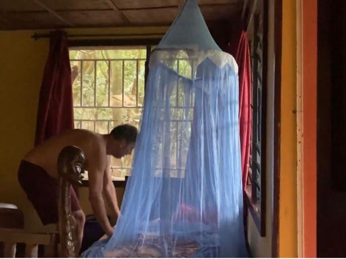 In Afrika slaapt Sander de Kramer onder een klamboe tegen de muggen